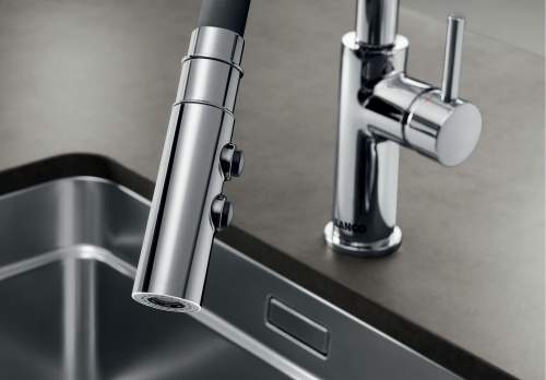SW24 - Catris S Flexo mattschwarz (525793) eingebaut in Musterküche. Detail Brause.